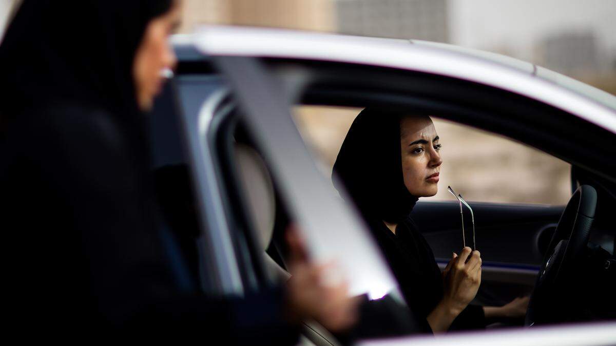 Muchas veces ayudadas e inspiradas por los medios sociales un número cada vez mayor de mujeres sauditas se arriesgan a escapar de su país.