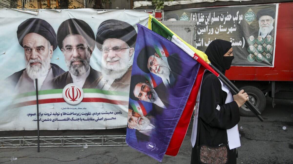 Personas de la provincia de Teherán se reúnen en apoyo y lealtad al nuevo líder, Seyyed Mojtaba Khamenei, mientras sostienen la bandera iraní e imágenes de los líderes actual y anterior de Irán, el 12 de junio de 2026 en la plaza Palestina en Teherán, Irán.