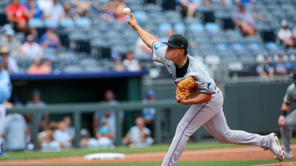 El abridor de los Marlins de Miami Valente Bellozo lanzó cinco entradas y permitió dos hits a la tanda de los Reales, en el partido celebrado el 26 de junio de 2024 en Kansas City.