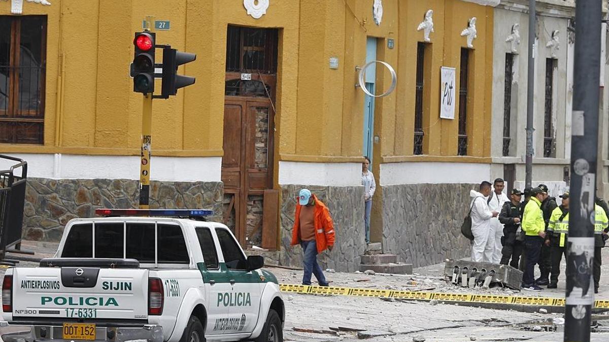 Miembros del Departamento de Policía de Bogotá reunen , tras los daños causados por una explosión, el pasado 19 de febrero.
