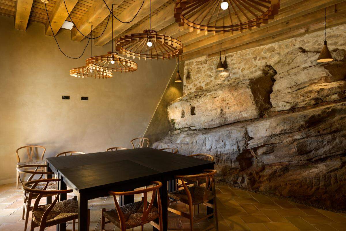 La estancia ha sido restaurada bajo los cánones de la arquitecta barcelonesa Angels Castelarnáu, especialista en rehabilitar casas en tierra.