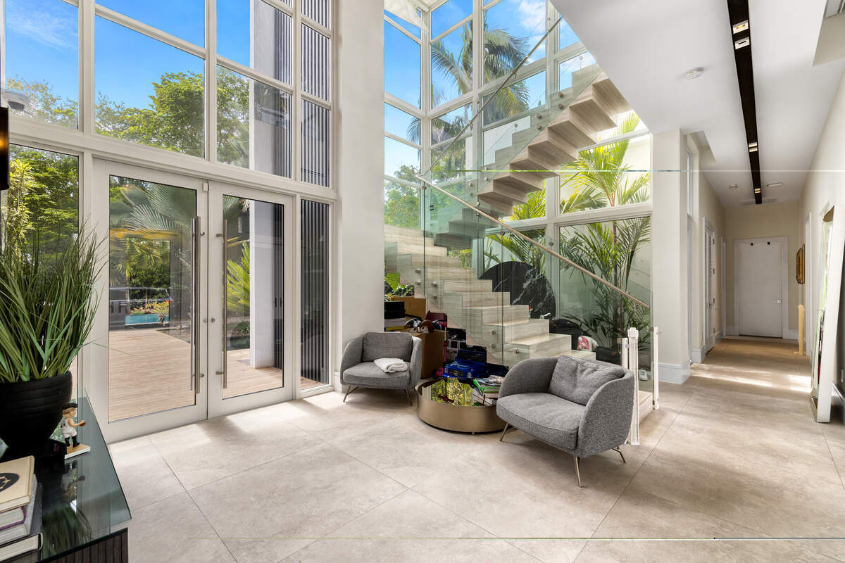 La casa en Pinecrest tiene ocho dormitorios y más de 9,000 pies cuadrados de espacio habitable.