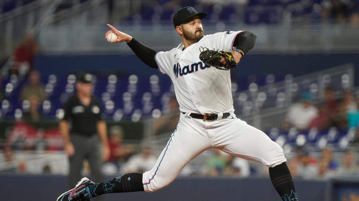 El abridor de los Marlins Pablo López lanza en el primer inning del partido ante los Dodgers de Los Angeles celebrado el 29 de agosto de 2022 en Miami.