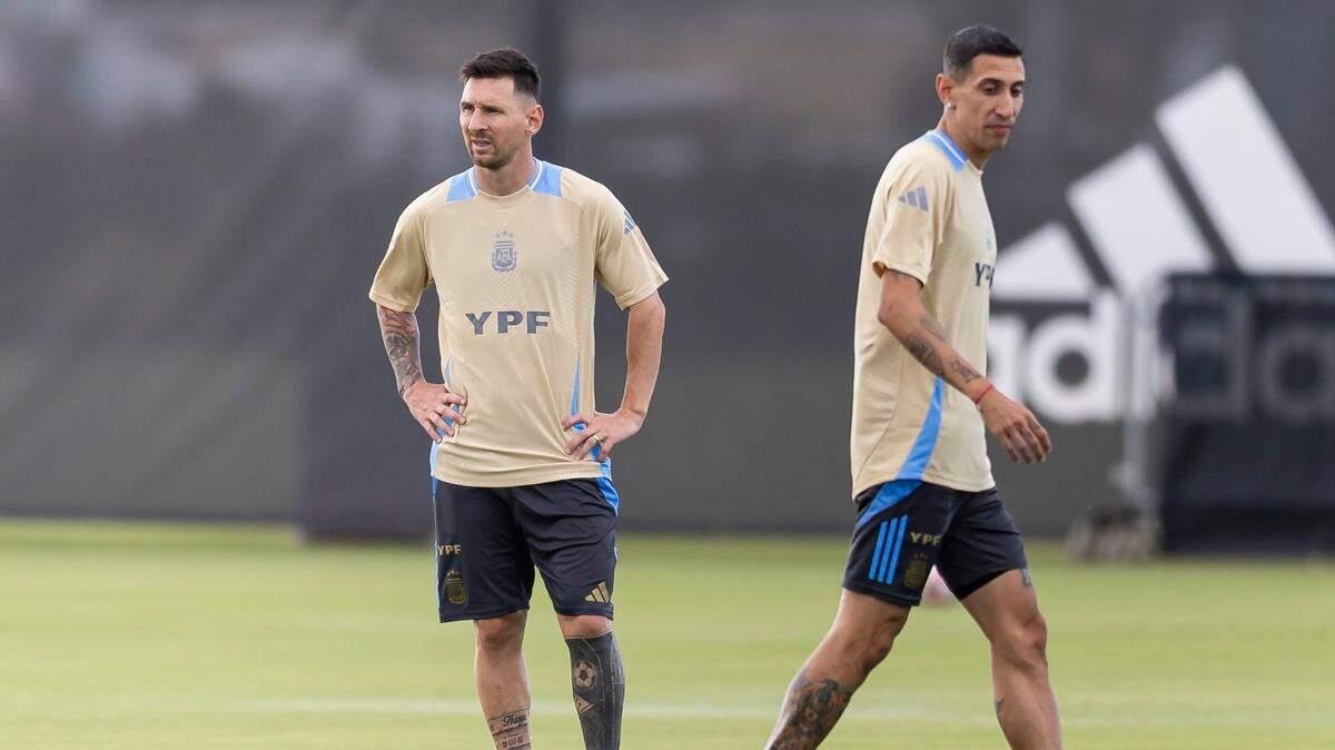 Lionel Messi (izq.) y Ángel Di María participan en una práctica con la selección de Argentina en las instalaciones del Inter Miami, el 5 de junio de 2024 en Fort Lauderdale.