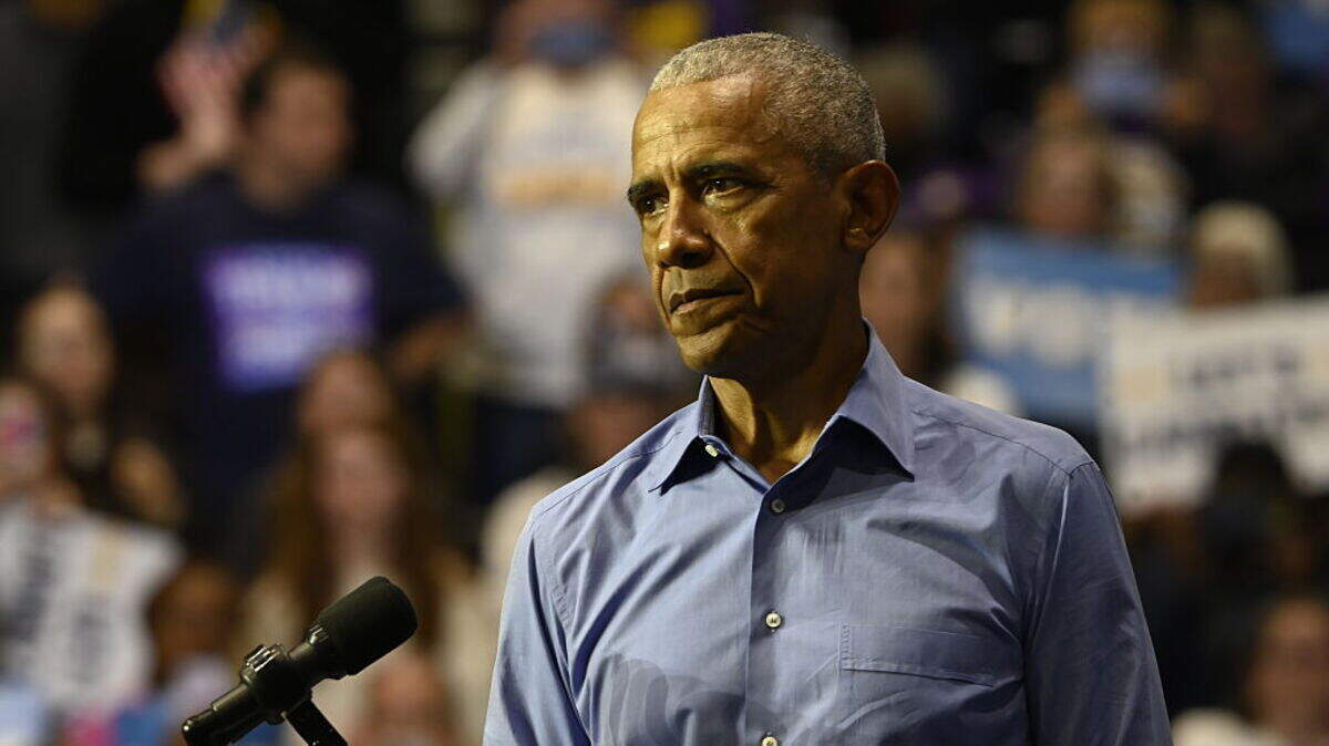 El expresidente de Estados Unidos Barack Obama criticó el sábado la falta de vergüenza en la política de su país, respondiendo por primera vez a la publicación en una cuenta de una red social de Donald Trump de una imagen que lo representaba a él y a su esposa Michelle como monos.