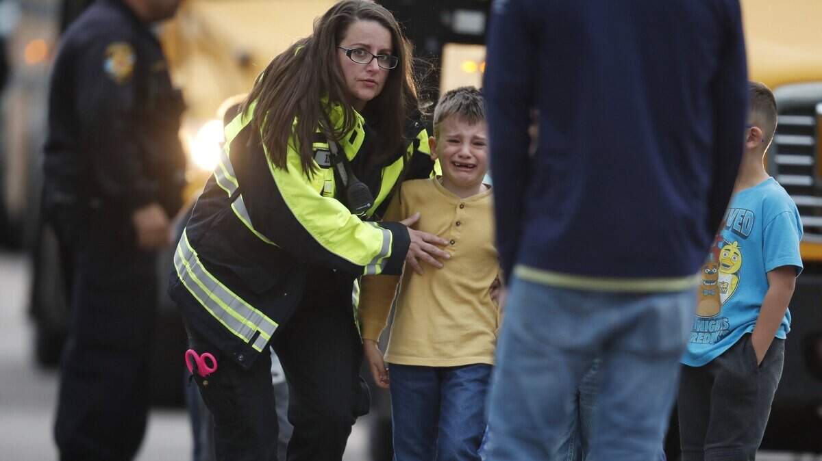 Agentes de las autoridades locales ayudan a los niños de STEM School a encontrar a sus padres tras el tiroteo del 7 de mayo del 2019 que dejó al menos siete heridos.