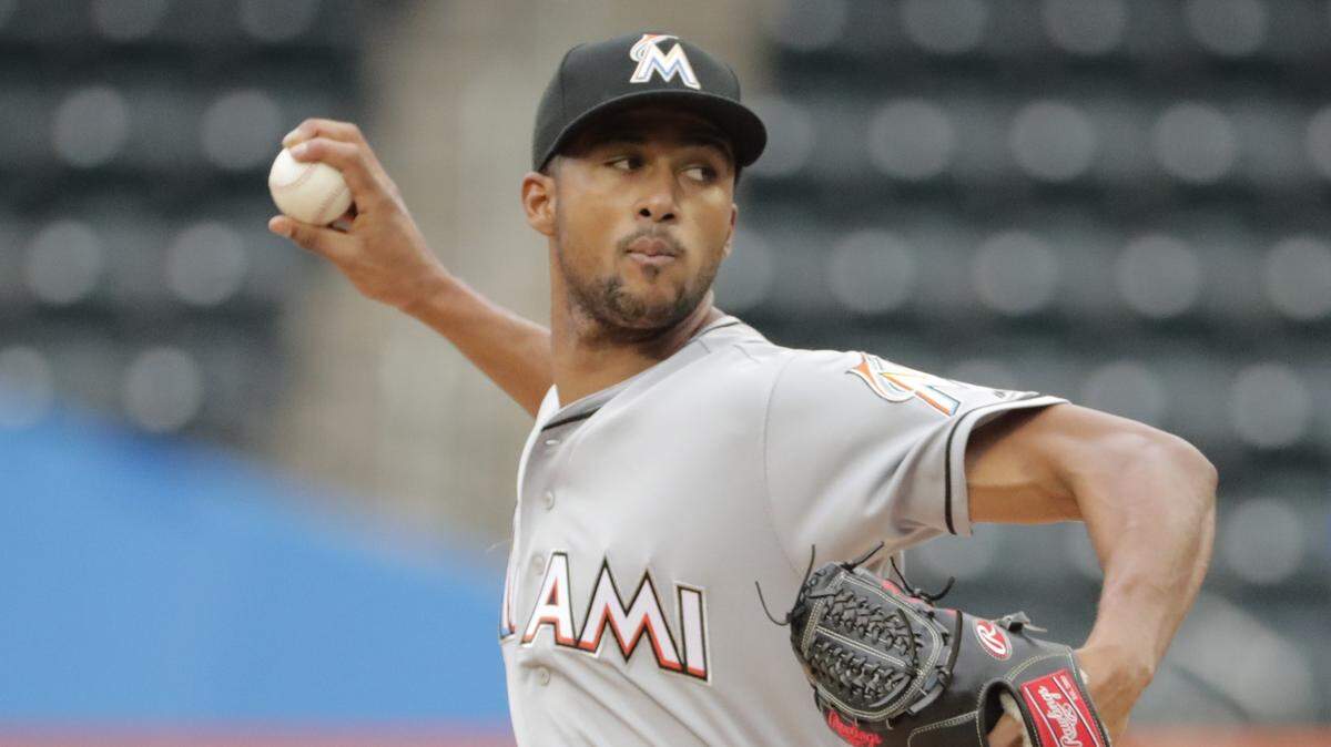 El lanzador de los Marlins Sandy Alcántara lanza en el primer inning del partido ante los Mets, el 13 de septiembre de 2018 en Nueva York.