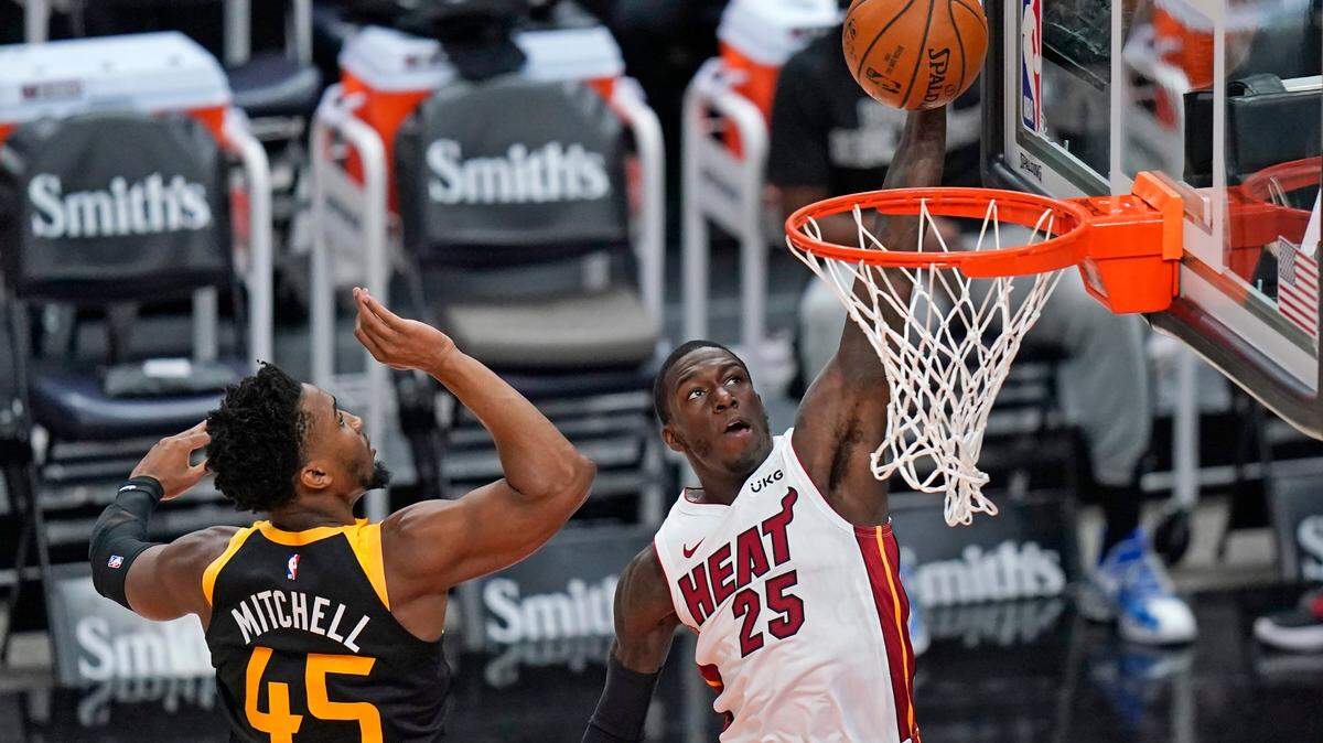 Kendrick Nunn (25) quien fue el mejor del Heat con 23 puntos clava el balón ante Donovan, el mejor del Jazz con 26, este 13 de febrero en Salt Lake City.