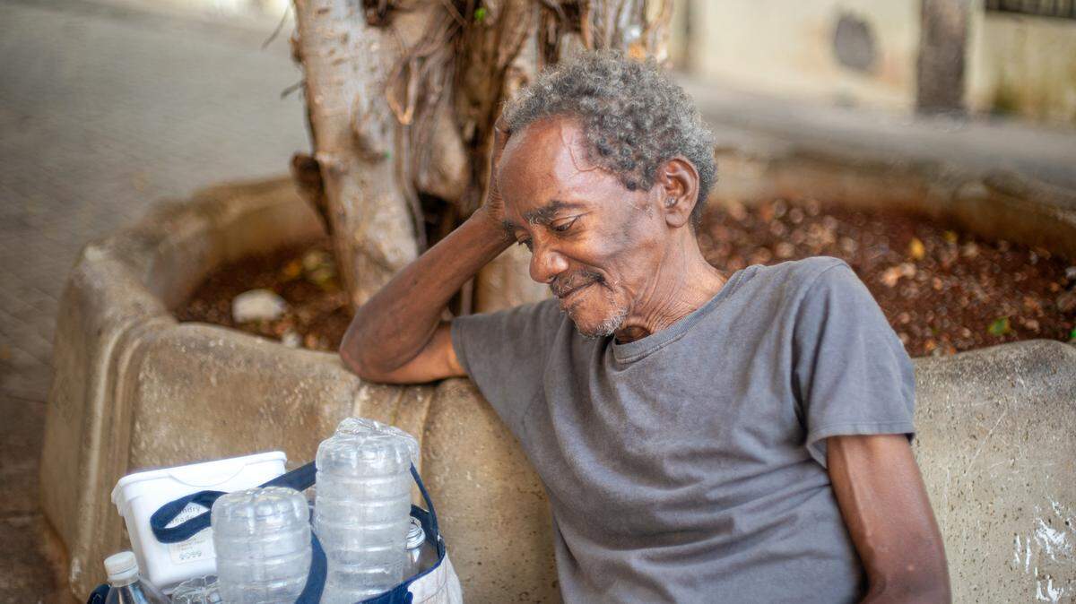Un anciano permanece sumido en sus pensamientos en un parque de La Habana, el 27 de mayo de 2026.