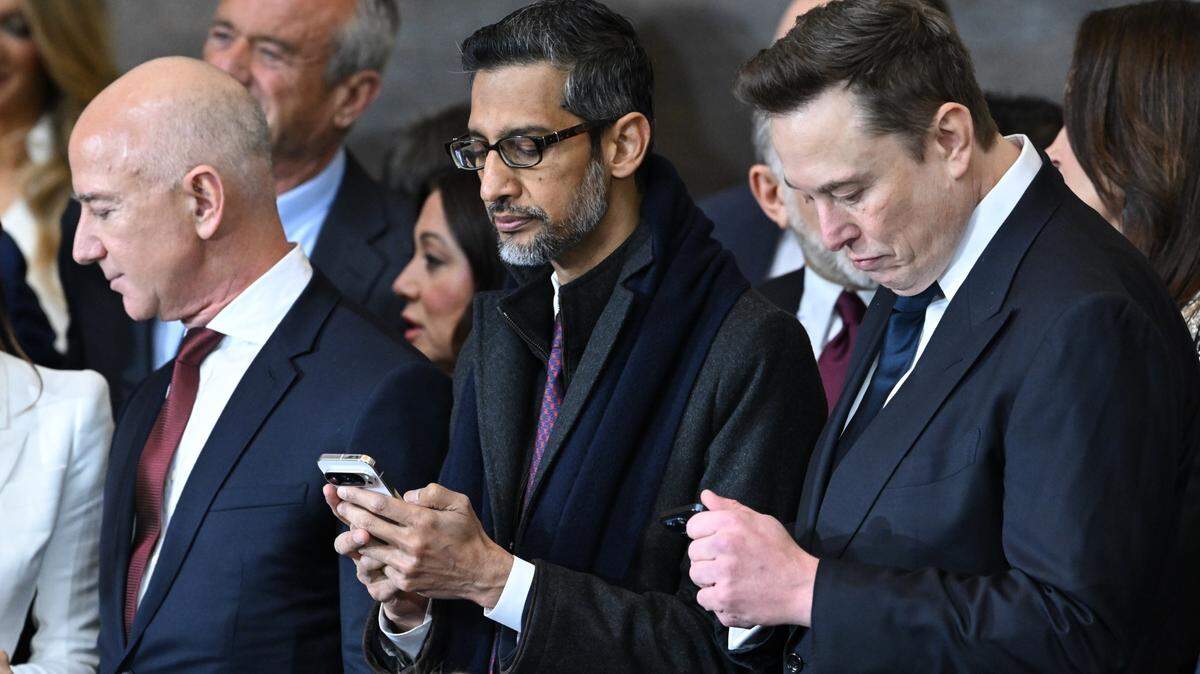 Jeff Bezos (Amazon, izq.), Sundar Pichai (Google) y Elon Musk (Tesla/X), asisten a la ceremonia de inauguración del presidente Donald Trump, el lunes 20 de enero de 2025, en Washington, D.C.