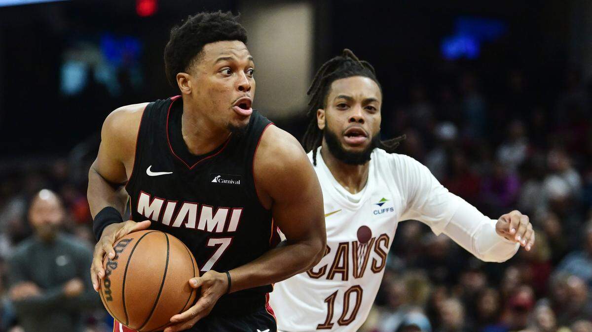 El escolta del Heat de Miami Kyle Lowry (izq.) trata de pasar la marca de Darius Garland, de los Cavaliers, en el partido celebrado el 22 de noviembre de 2023 en Cleveland.