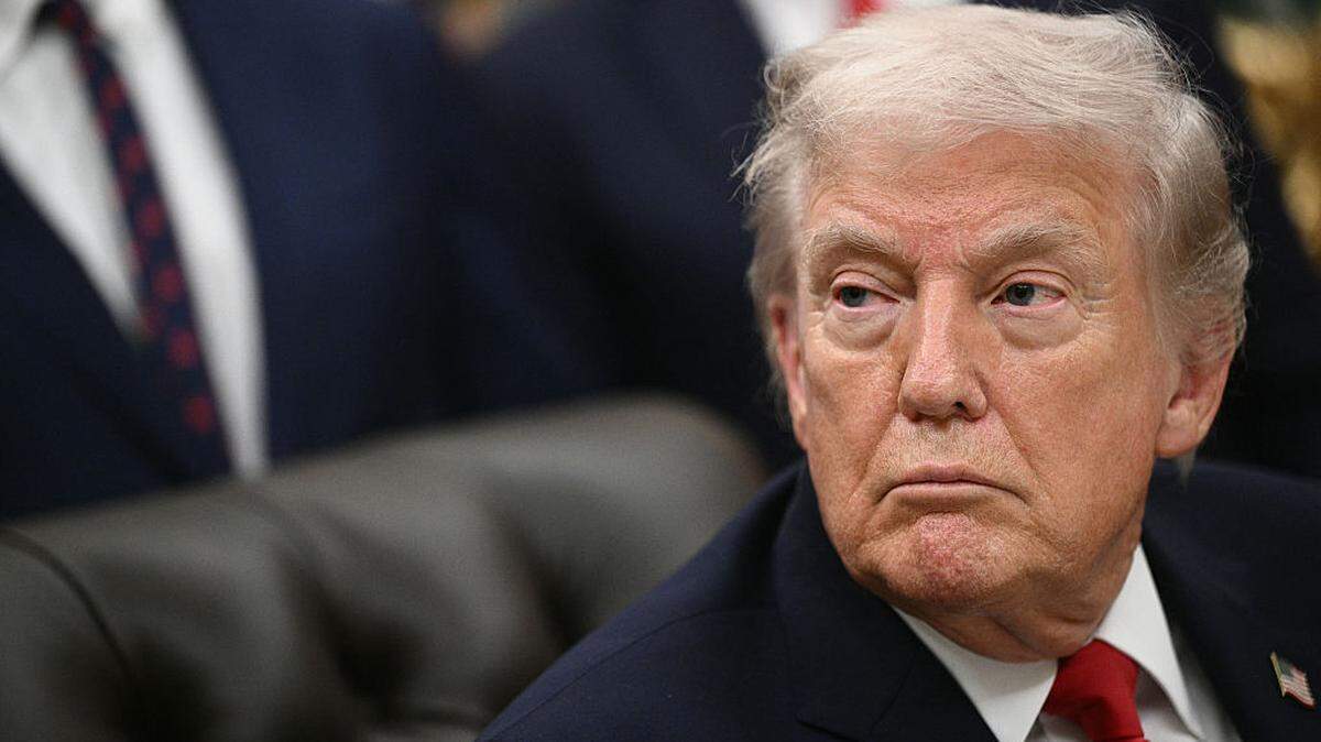 El presidente Donald Trump observa tras firmar la “Iniciativa para la Gran Recuperación Estadounidense”, cuyo objetivo es combatir la adicción y el abuso de sustancias, en el Despacho Oval de la Casa Blanca en Washington, DC, el jueves 29 de enero de 2026.