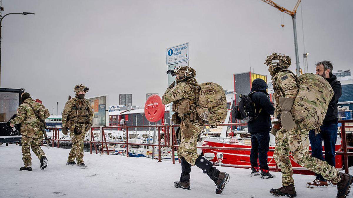 Soldados daneses desembarcan en el puerto de Nuuk, Groenlandia, el domingo 18 de enero de 2026. La Defensa danesa mantendrá una mayor presencia militar con actividades de entrenamiento junto con varios aliados de la OTAN en Groenlandia y sus alrededores durante 2026.