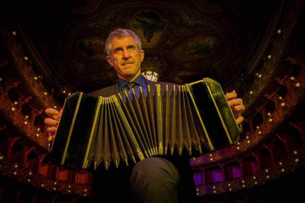Pablo Mainetti y su bandoneón.