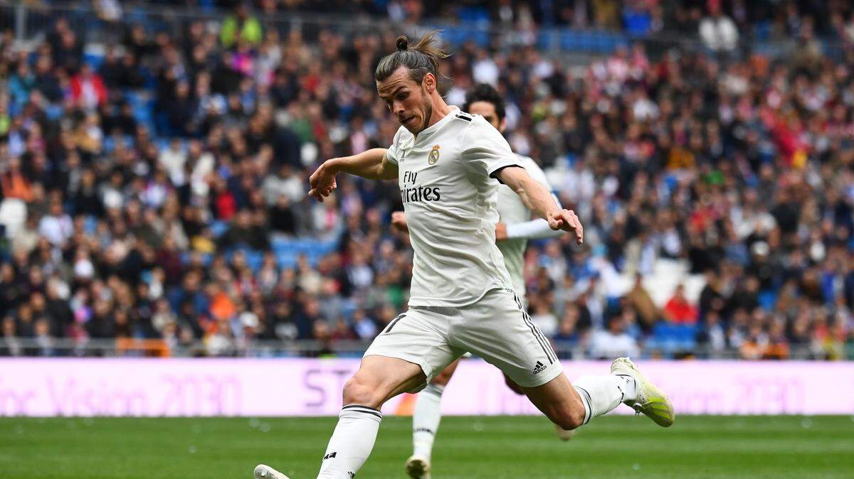 Gareth Bale patea el balón en un partido entre el Real Madrid y el Athletic de Bilbao, el 21 de abril de 2019.
