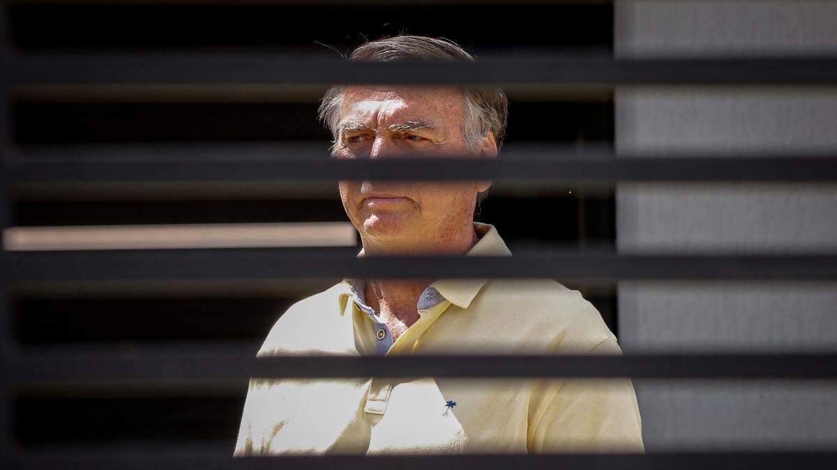 El expresidente brasileño Jair Bolsonaro es visto a través del garage de su residencia en Brasilia, el miércoles 3 de septiembre de 2025, en donde cumple una orden de prisión por casa durante el juicio en su contra por intento de golpe de Estado.