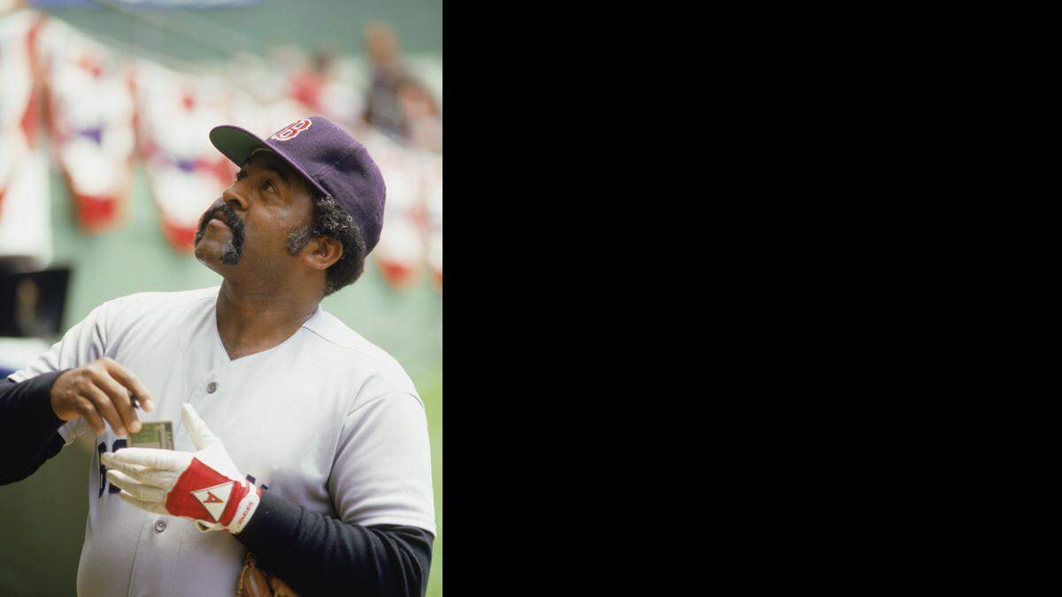 EL ENTONCES lanzador de los Medias Rojas de Boston firma autógrafos a sus admiradores antes de 
iniciar un juego de la temporada de 1986.