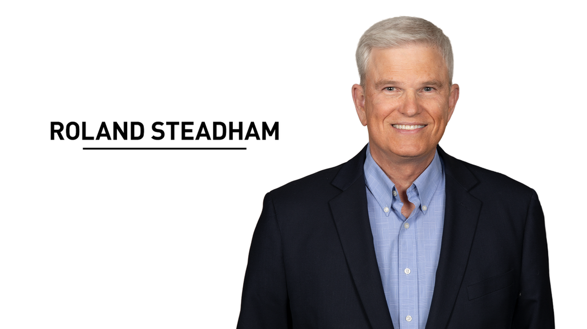 El meteorólogo jefe de KBOI 2 News, Roland Steadham, fue una de las dos personas que murieron en un accidente aéreo en el río Payette el martes por la mañana. Era un miembro muy querido de la comunidad, que amaba a su familia por encima de todo, informó KBOI.