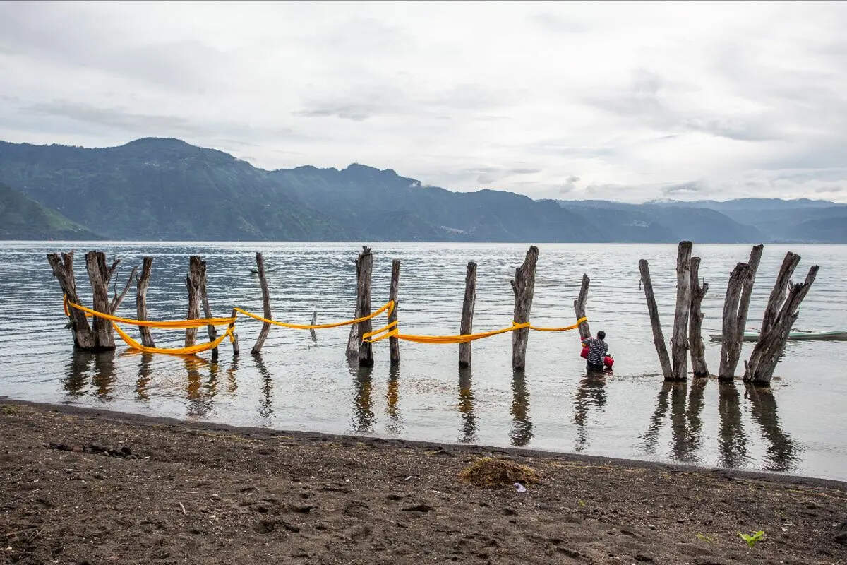 “Tejiendo el paisaje”, 2020, de Antonio Pichillá. Video-performance. Al igual que en Chavajay y en gran parte de los artistas guatemaltecos, el lago de Atitlán es una divinidad en sí misma. Contiene los poderes de la naturaleza y el asombro incesante que produce la belleza.