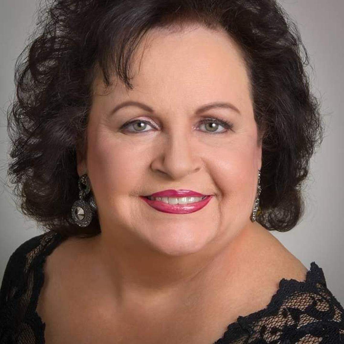 Tania Martí quien fundó y dirige desde hace 18 años la exitosa compañía sin ánimo de lucro, Marti Productions.