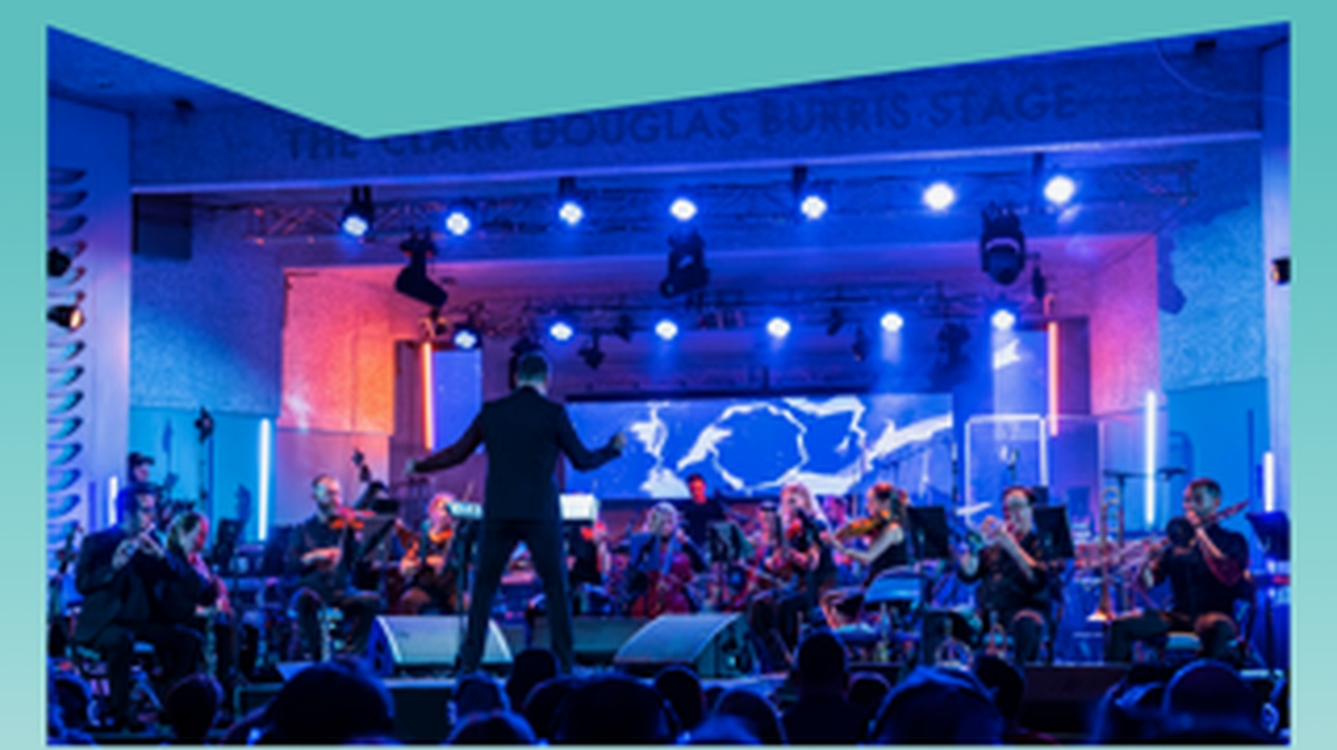 Nu Deco regresa al Miami Beach Bandshell con una noche poderosa que celebra la poesía, la fuerza cultural y el impacto del hip-hop. 
