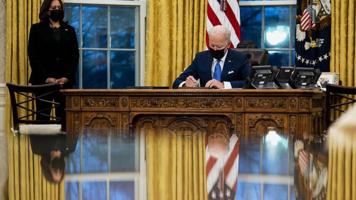 El presidente Joe Biden firma varias órdenes ejecutivas en la Casa Blanca el 2 de febrero del 2021.