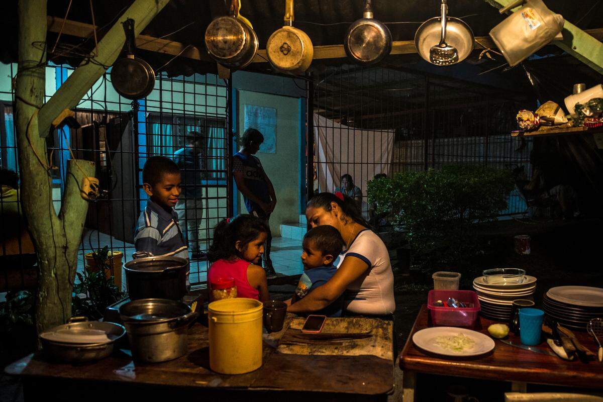 Lisseth Valdivia, quien dirige el refugio para manifestantes antigubernamentales de Nicaragua, cuida a los niños que viven en la casa de seguridad en Costa Rica, el 20 de diciembre de 2018. En la casa de seguridad secreta, los manifestantes buscados por el gobierno de Nicaragua esperan que su exilio sea breve. Todos quieren regresar y renovar su levantamiento contra el presidente Daniel Ortega, aunque solo sea con piedras. (Meridith Kohut / The New York Times)