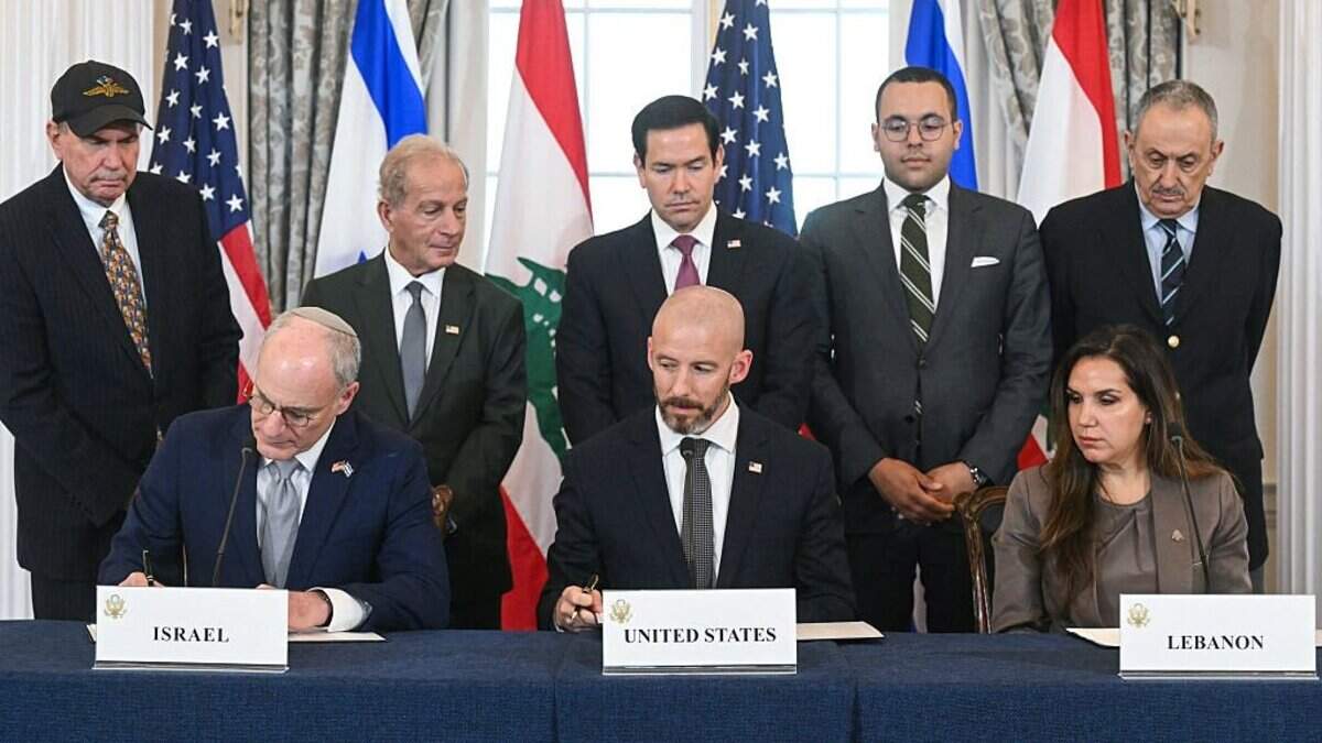 El secretario de Estado de EEUU, Marco Rubio (centro, atrás), observa mientras (de izquierda a derecha, en primera fila) el embajador de Israel en EEUU, Yechiel Leiter; el jefe de gabinete del Departamento de Estado, Daniel Holler; y la embajadora del Líbano en EEUU, Nada Hamadeh, firman un acuerdo marco en el Departamento de Estado de EEUU en Washington D.C., el 26 de junio de 2026. El Líbano, Israel y Estados Unidos firmaron el viernes un acuerdo marco tripartito destinado a allanar el camino para un acuerdo de paz entre los dos adversarios de larga data en Oriente Medio.