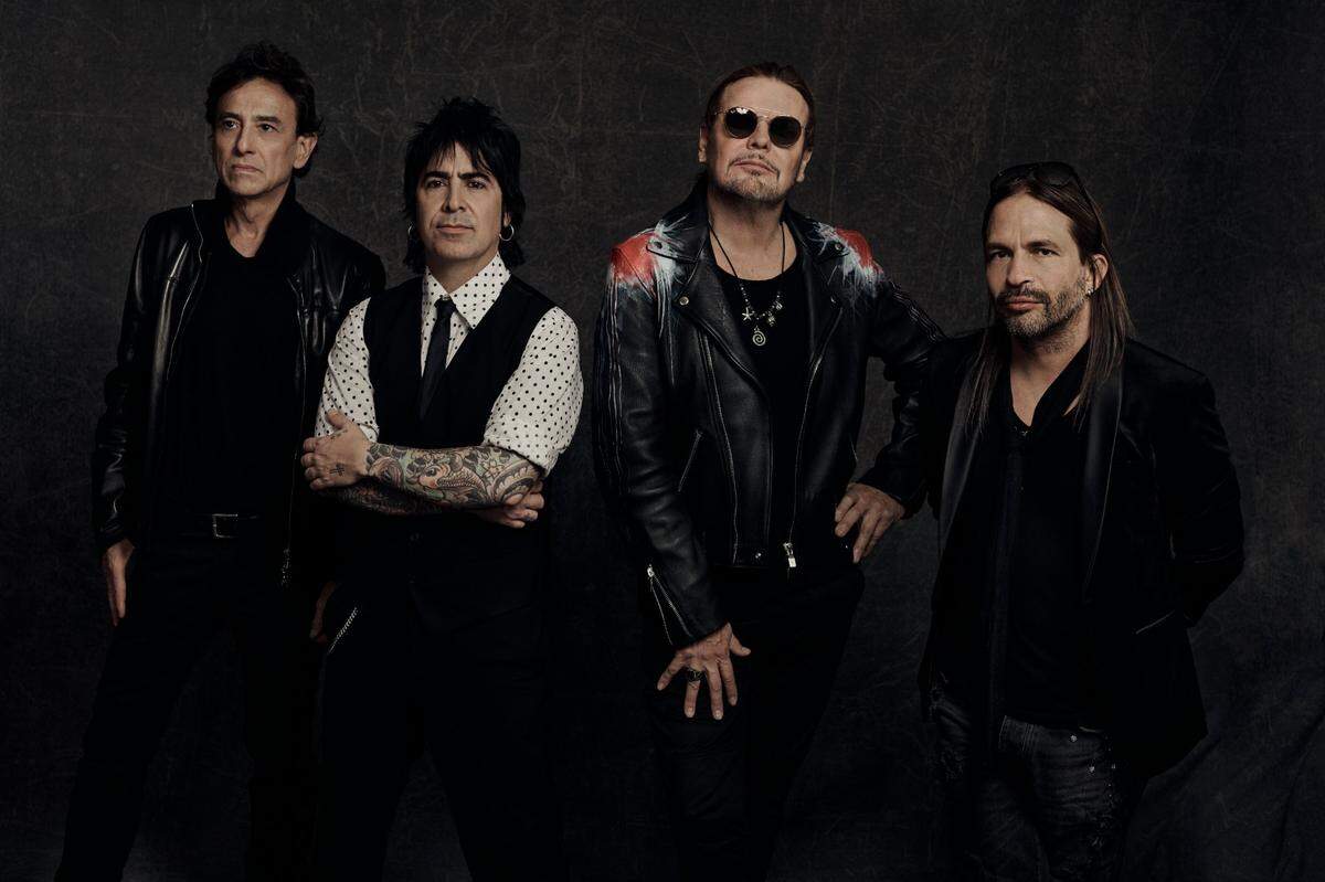 El grupo Maná está en la cima del pop latino por temas como “Oye mi amor”, “Clavado en un bar”, y “Rayando el sol”.
