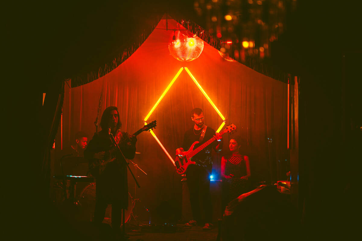 Phil Walden, Diego Melgar, Marty Quinn y Dani Amaro, actuando en el club nocturno Floyd Miami.