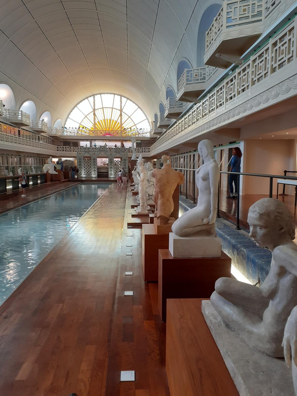Perspectiva de una de las pasarelas de la piscina.