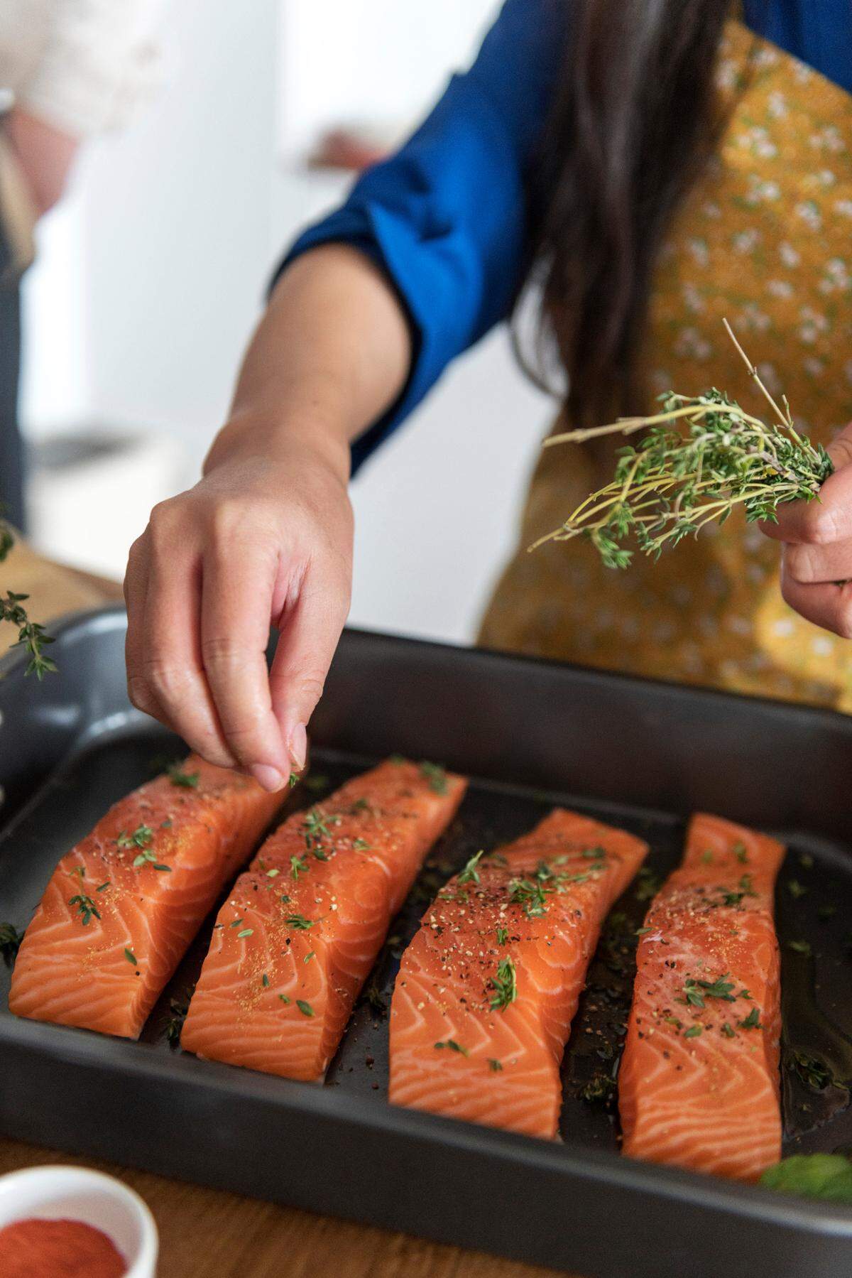 Los pescados azules, como el salmón, contienen ácidos grasos que ayudan a reducir la inflamación y equilibrar el sistema nervioso.