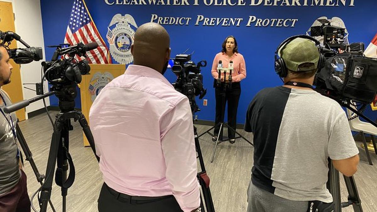 La mayor Illich Hailey de la policía de Clearwater detalló en una conferencia de prensa que López supuestamente atacó por detrás a su madre con un martillo y después la apuñaló con un cuchillo.