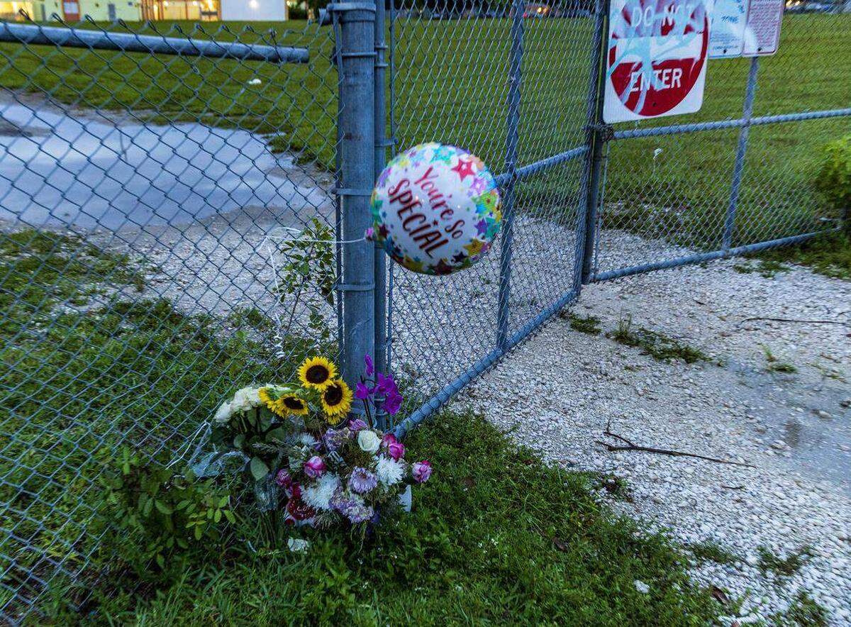 Flores depositadas por familiares y amigos de Doreen Broadbelt, que perdió la vida en un aparente ataque de perro ocurrido cerca de la 14 Court y la 196 Terrace del NW, en Miami Gardens, cuando iba a su trabajo en Walmart, el miércoles 3 de septiembre de 2025.