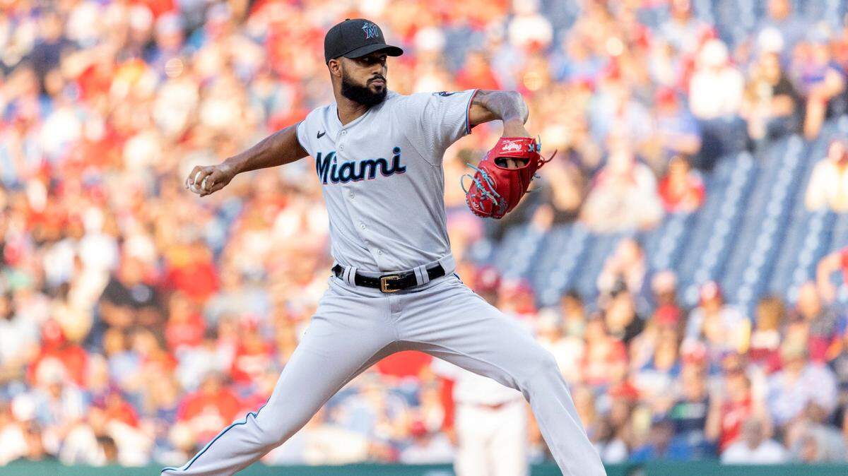 El abridor de los Marlins Sandy Alcántara lanza en el primer inning del partido ante los Filis, celebrado el 13 de junio de 2022 en Filadelfia.