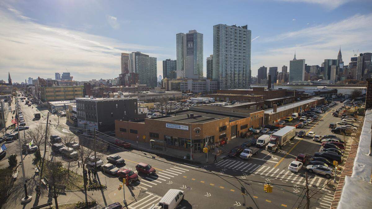 En uno de los mercados laborales más saturados en décadas, Amazon planea contratar 50,000 empleados nuevos.  En la foto el lugar donde Amazon tendrá sus oficinas en Queens, Nueva York.