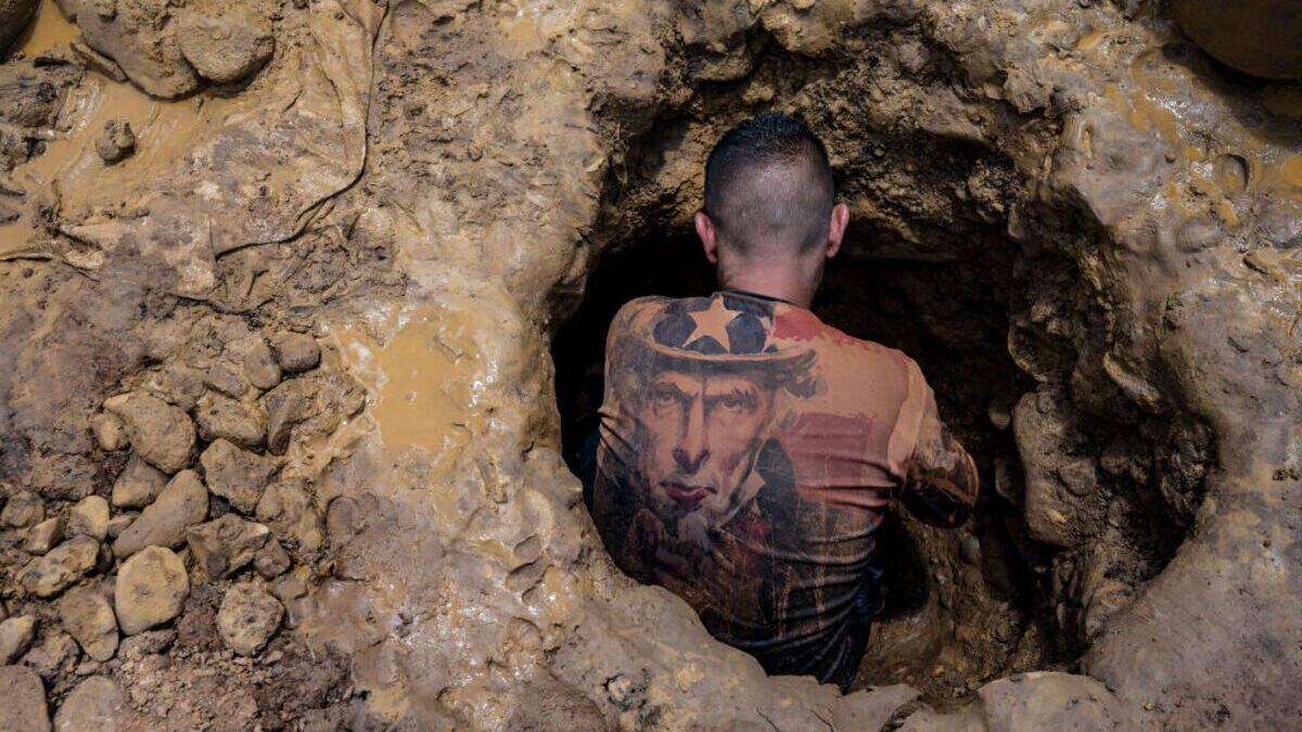 Un hombre excava en una mina para extraer oro que posteriormente se venderá en El Callao, estado de Bolívar, Venezuela, el 29 de agosto de 2023.