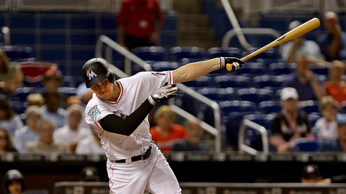 El tercera base de los Marlins Brian Anderson batea en el tercer inning del partido ante los Nacionales, el 17 de septiembre de 2018.
