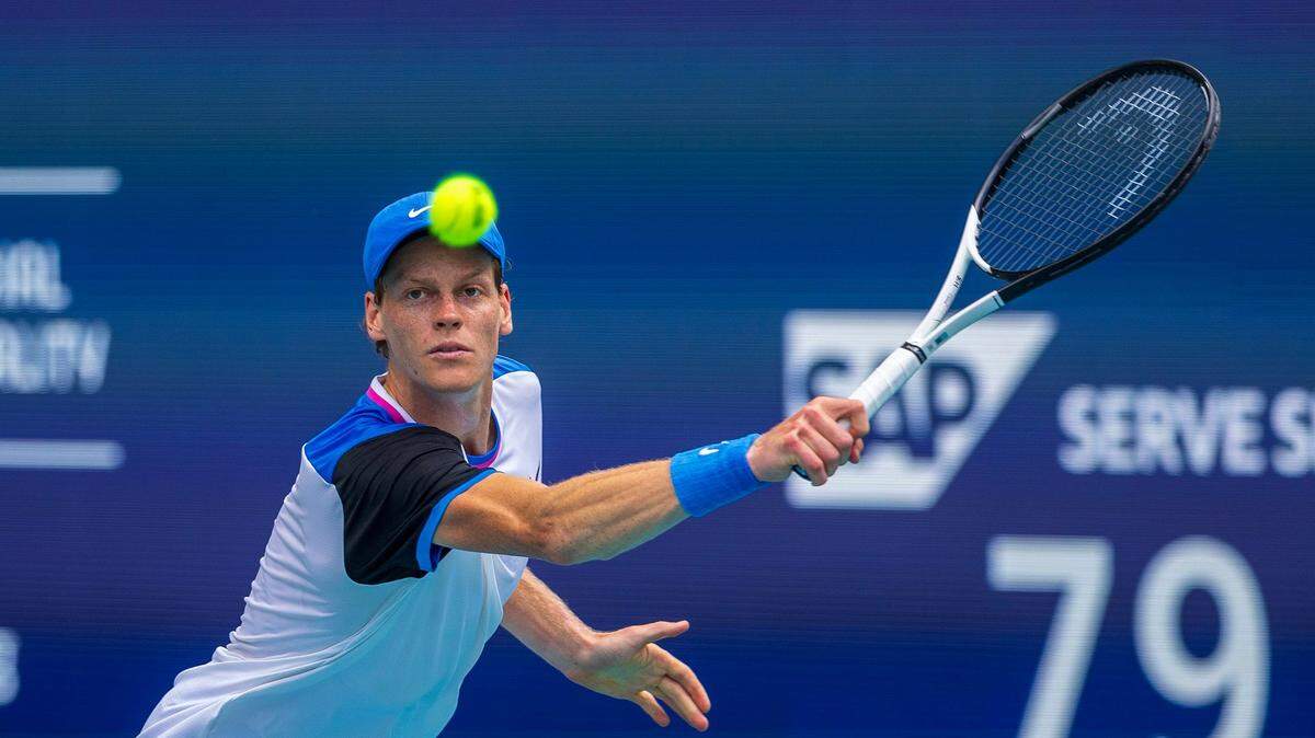 El italiano Jannik Sinner le pasó por encima el viernes 6-1, 6-2 al tercer preclasificado Daniil Medvedev y avanzó a la final del Miami Open.
