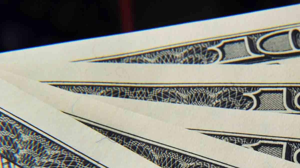 Foto de archivo del 7 de diciembre del 2010 que muestra un manojo de varios billetes de 100 dólares, durante una sesión fotográfica en Washington DC. 