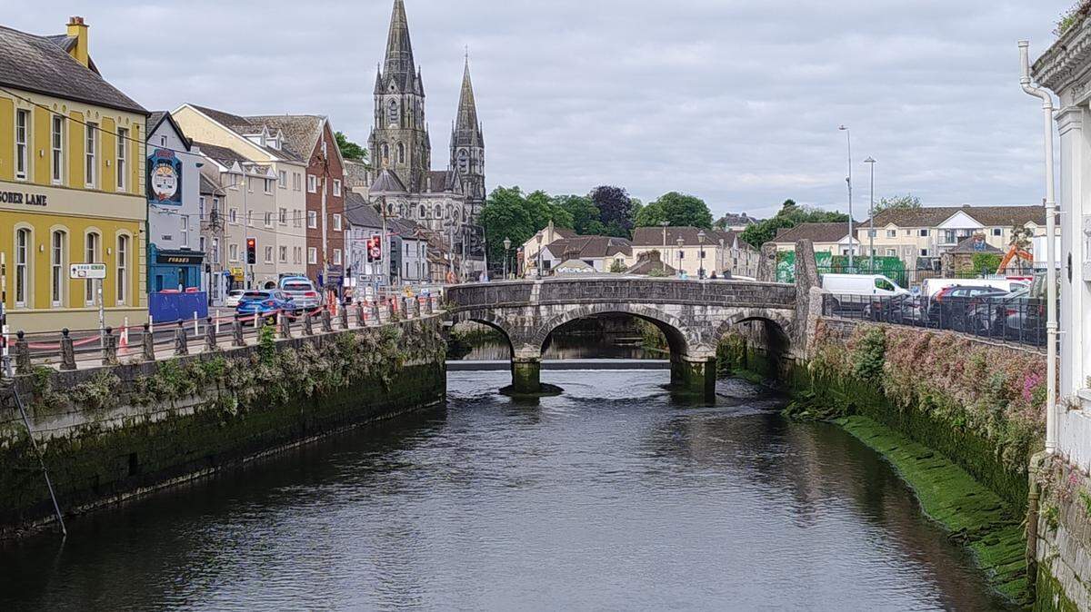 Conocida como “la ciudad rebelde” por su historial de levantamientos contra los ingleses, los lugareños consideran que Cork —la segunda urbe más poblada de la isla esmeralda— es la verdadera capital de Irlanda.