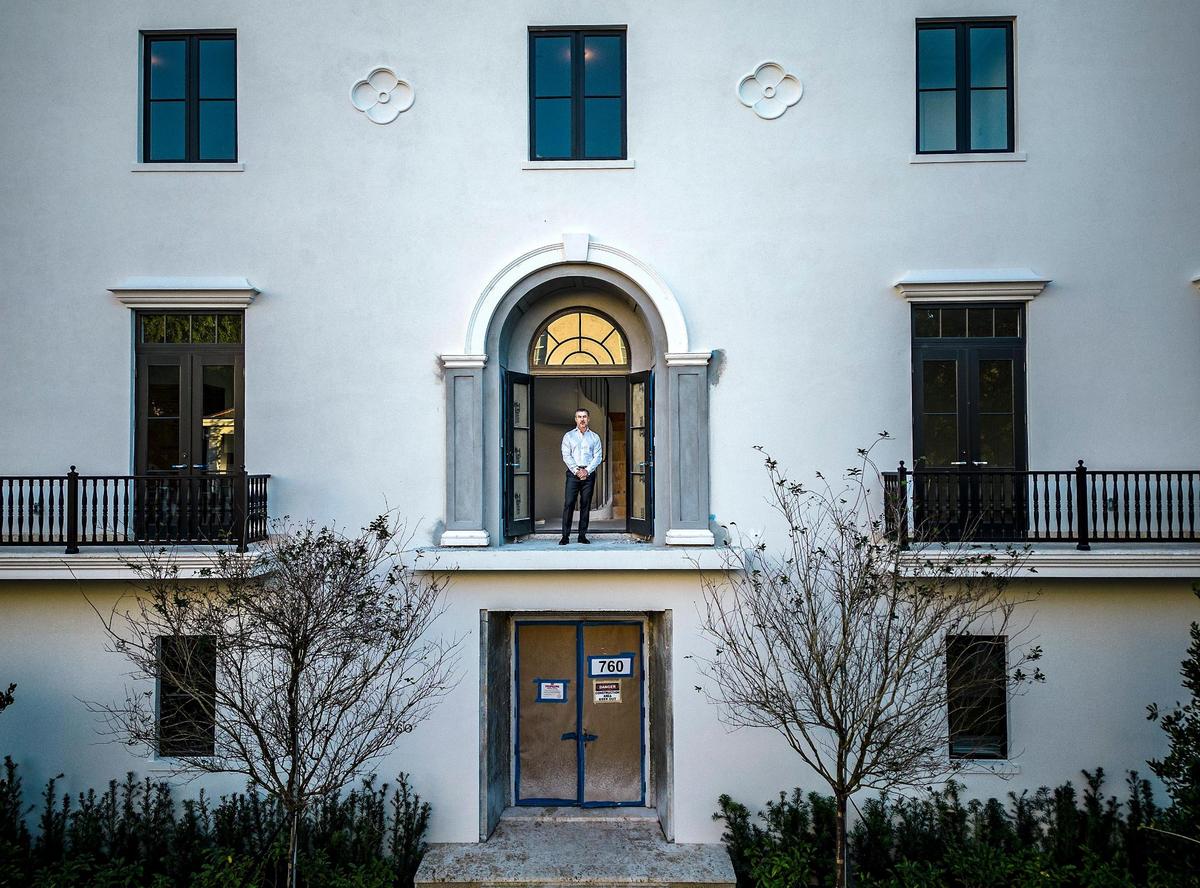 El empresario venezolano Alirio Torrealba, director ejecutivo de MG Developer, posa en uno de los balcones de su proyecto de lujo de casas adosadas en construcción llamado Biltmore Row, ubicado en la esquina de Valencia Avenue y Anderson Road en Coral Gables, uno de los proyectos en los que participa su compañía. También está invirtiendo en viviendas multifamiliares en Hialeah, con el proyecto Metro Parc, una propiedad de alquiler de apartamentos de 10 pisos, la más alta de la municipalidad del noroeste de Miami- Dade. Miércoles 12 de enero de 2023, Coral Gables, FL