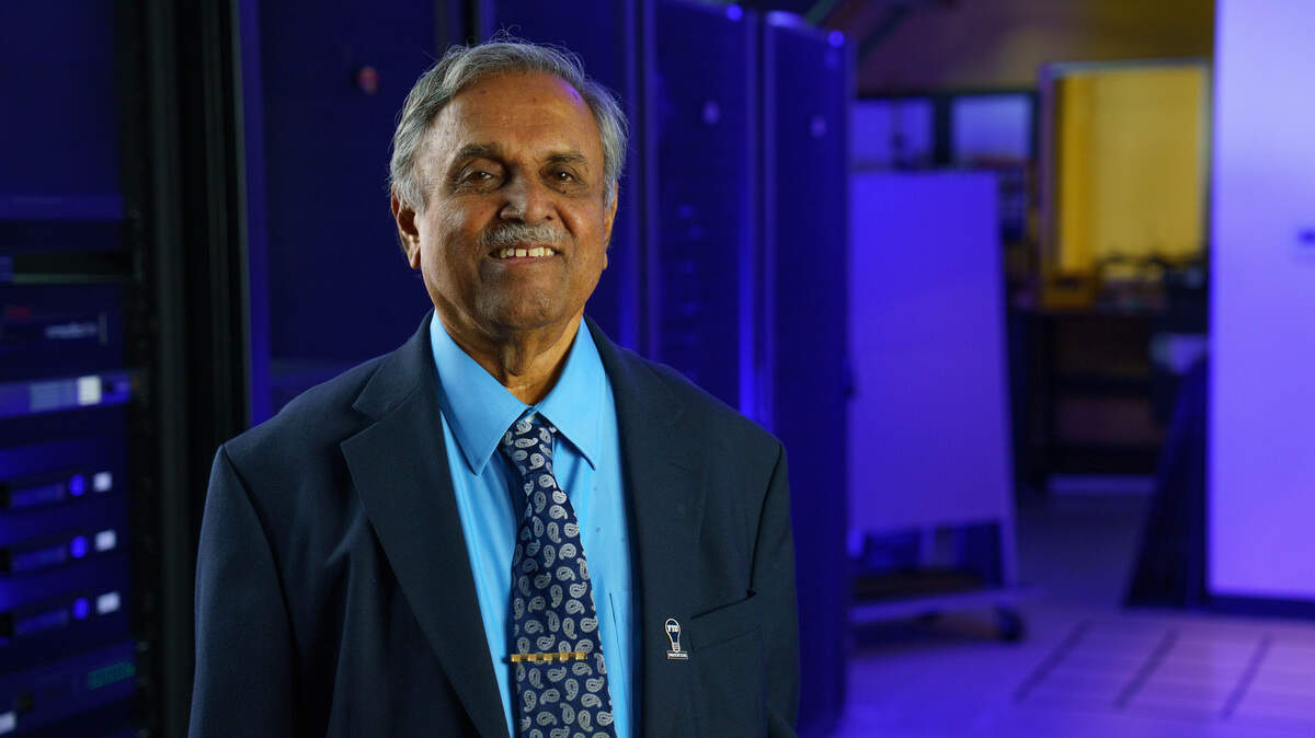 El profesor S.S. Iyengar lidera una investigación de FIU para proteger los sistemas de las amenazas emergentes de la computación cuántica.