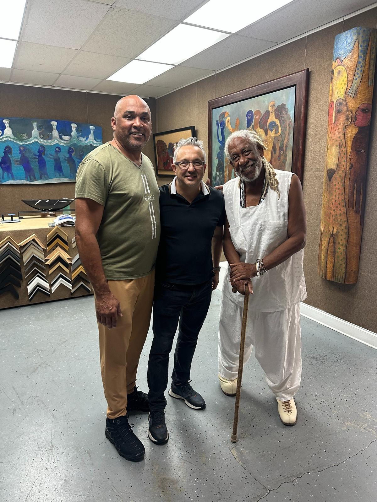 Alexander González, representante del artista,&nbsp;Israel&nbsp;Moleiro (centro), Director Latin Art Corey el artista Manuel Mendive.