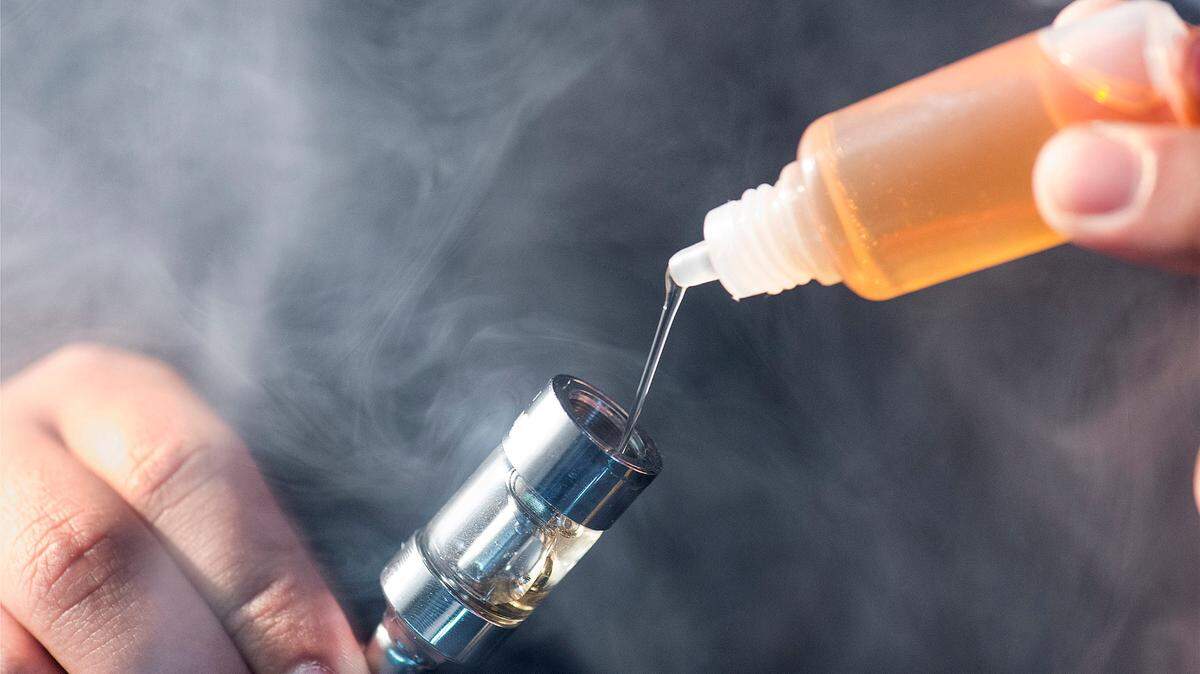 Los vapeadores recargables están diseñados para almacenar la nicotina líquida en un depósito central, lo que los vuelve más peligrosos para los niños.