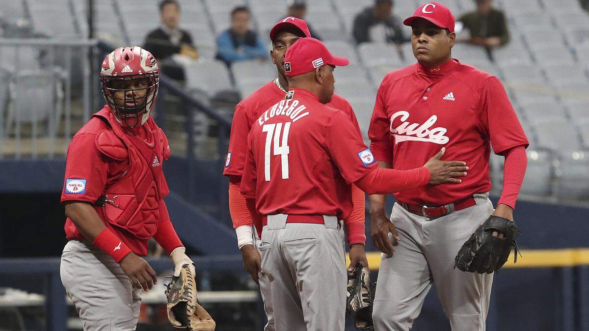 El pitcher de Cuba Carlos Viera (der.) habla con su coach de pitcheo José Elosegui (2d der.) el 6 de noviembre del 2019 en el torneo WBSC Premier12 2019 celebrado en Seúl, donde ocupó el último lugar del Grupo C..