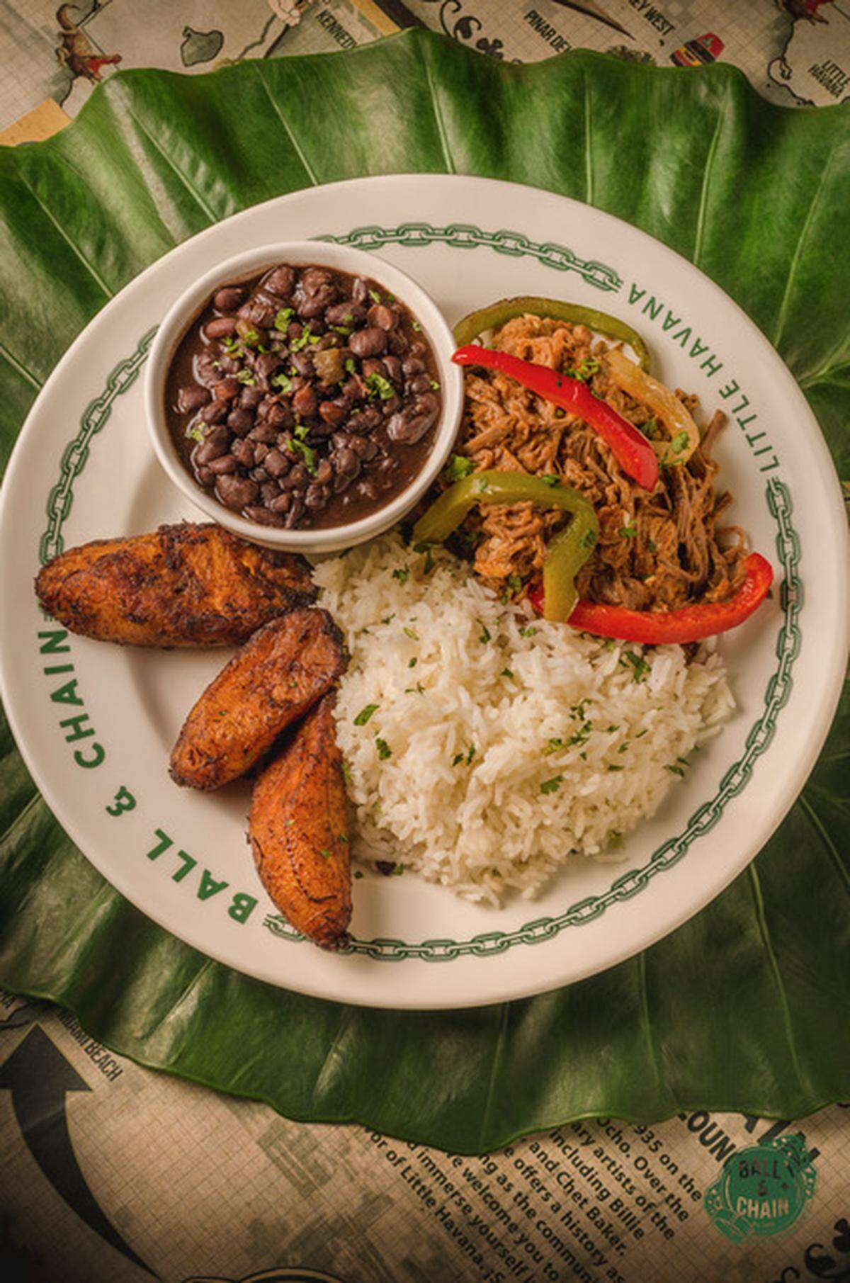 Si de ambiente latino se trata, es imprescindible visitar el ya famoso restaurante&nbsp;Ball & Chain, ubicado en la emblemática Calle Ocho.