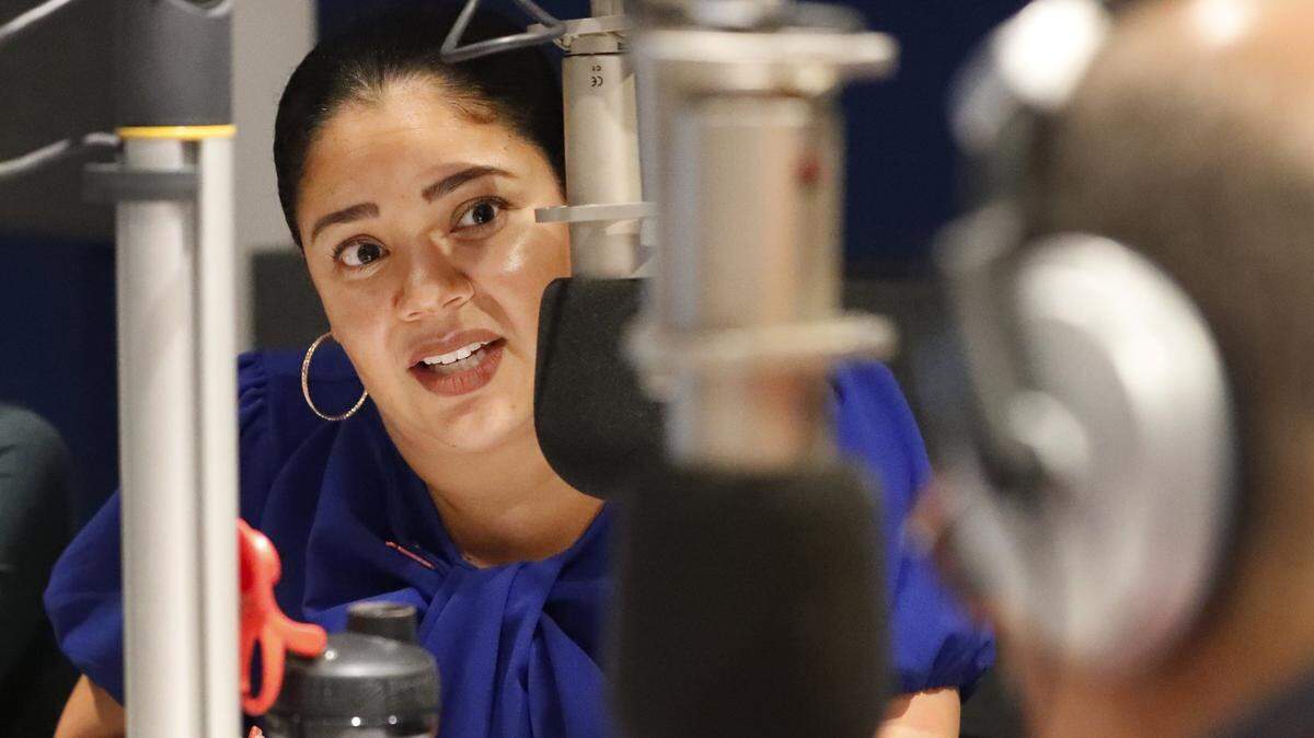 La representante estatal demócrata Cindy Polo es entrevistada por el periodista radial Julio César Camacho, el 23 de agosto de 2019.