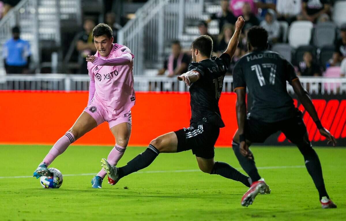 El jugador del Inter Miami Robbie Robinson (izq.) conduce la pelota ante la marca de Ethan Bartlow, del Houston Dynamo, en el partido celebrado el 2 de abril de 2022 en el DRV PNK Stadium en Fort Lauderdale, Florida.
