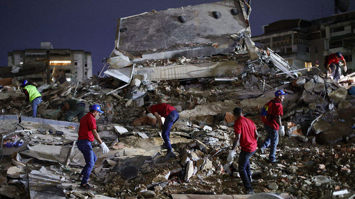 Equipos de rescate buscan víctimas en un edificio derruido en San Bernardino tras los terremotos que sacudieron Venezuela y otras regiones del Caribe el 24 de junio de 2026 en Caracas, Venezuela.